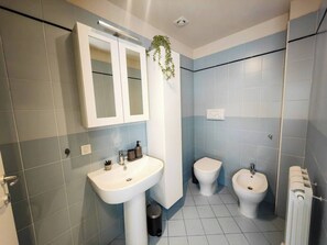 Shower, free toiletries, hair dryer, bidet - Casa Ginestra • Lucca 1 km • 5 guests • Garage (Lucca)