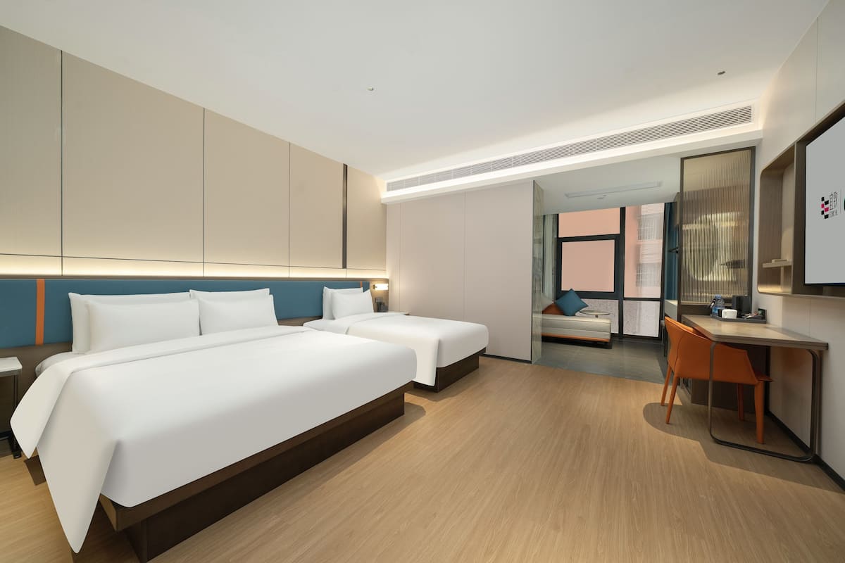 Family Twin Room | Desk, laptop workspace, free WiFi