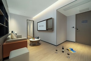 Executive Suite | Desk, laptop workspace, free WiFi