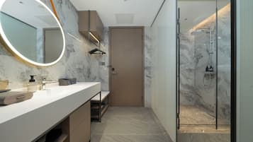 Superior Single Room | Bathroom | Free toiletries, hair dryer, towels, shampoo