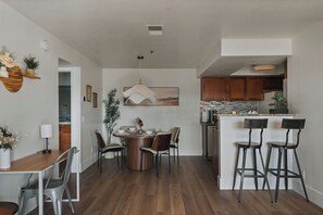 Dining - NEW Lux1BR off the Strip! FREE Parking/Pool/Gym (Las Vegas)