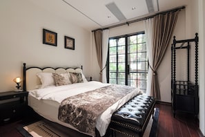 Comfort-Villa, Balkon, Gartenblick | Individuell dekoriert, individuell eingerichtet, Verdunkelungsvorhänge