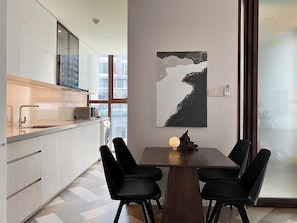Apartamento superluxo, sacada, vista para a cidade | Área de estar