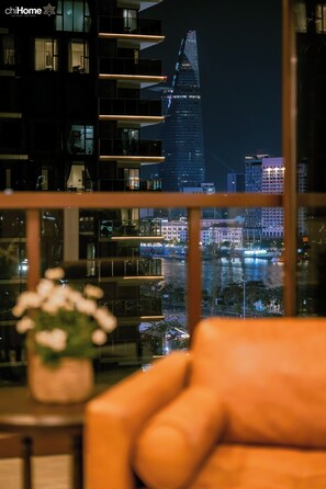 Departamento de lujo, 3 habitaciones, balcón, vista a la ciudad | Ropa de cama de alta calidad y camas con efecto memoria