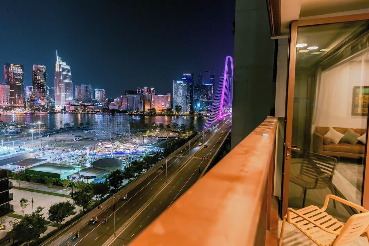 Appartement luxueux, 3 chambres, balcon, vue sur la ville | Literie de qualité, lit avec matelas en mousse à mémoire, bureau