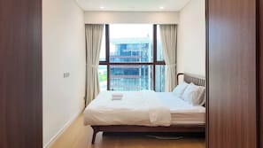 Apartamento superluxo, 2 quartos, vista para a cidade | Escrivaninha, espaço de trabalho para notebook, Wi-Fi de cortesia
