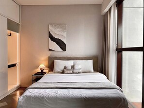 Luxury Apartment, Balcony, City View | Meja, ruang kerja komputer riba, Wi-fi percuma 