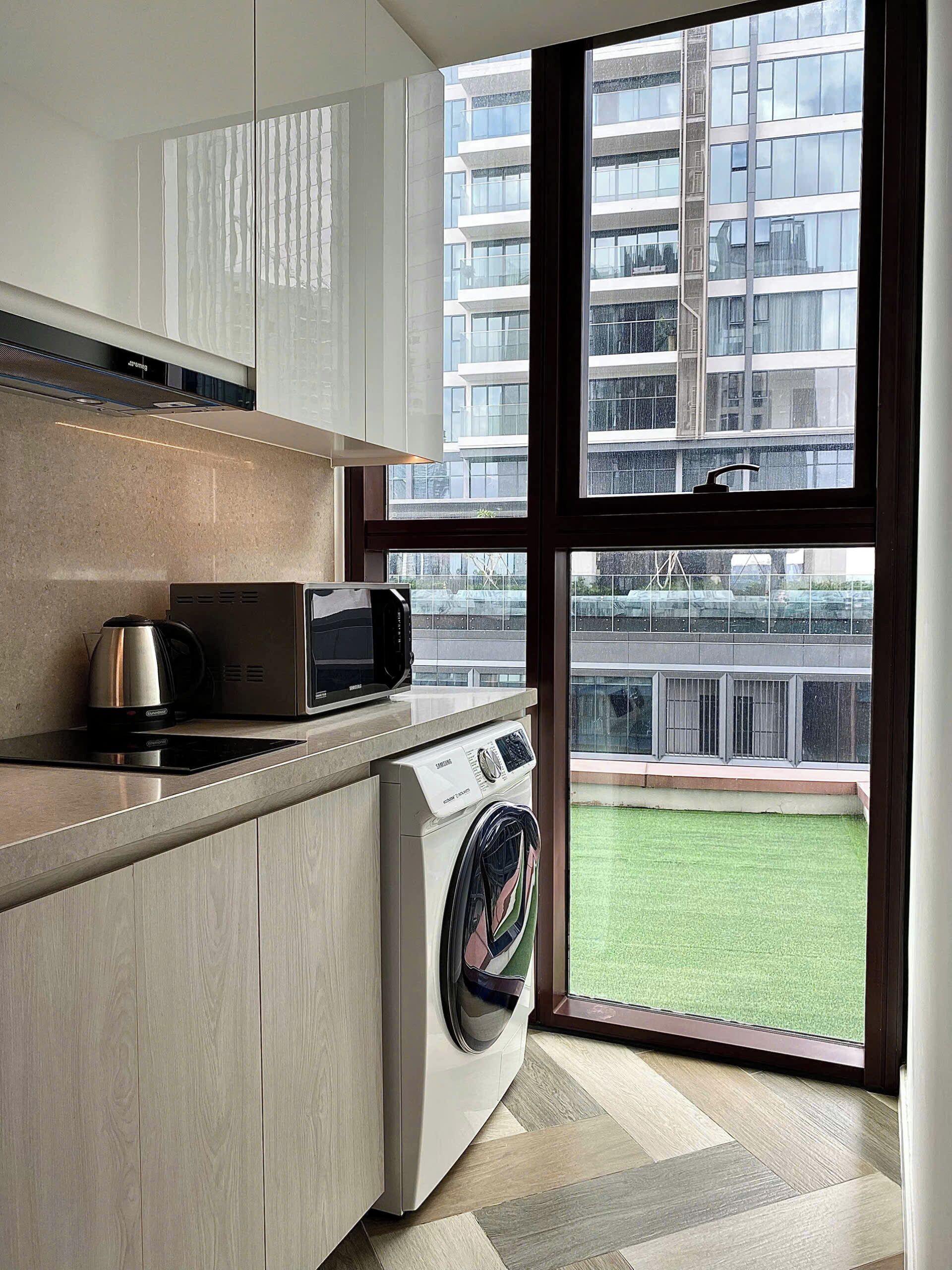 Apartamento de lujo, balcón, vistas a la ciudad | Cocina privada | Frigorífico, placa de cocina, utensilios de cocina y mesa de comedor