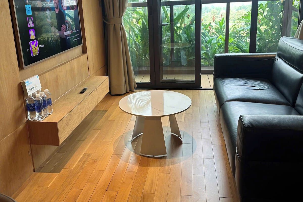 Appartement luxueux, 1 chambre, balcon, vue sur la ville | Literie de qualité, lit avec matelas en mousse à mémoire, bureau