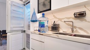 Refrigerador, microondas, placa de cocina, tetera/pava eléctrica