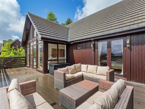 Corrie Burn Villa is located on Braes of Ullapool with spectacular sea views.