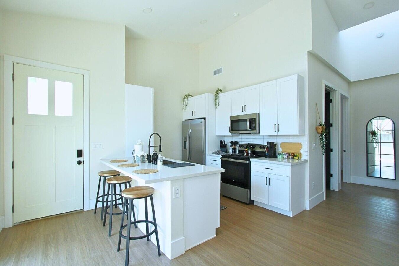 Coffee/tea maker, fridge, microwave, stovetop