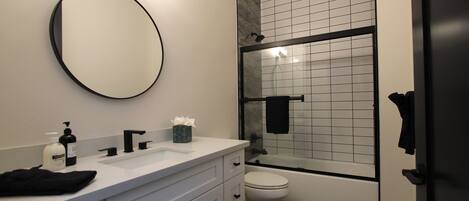 Suihku, hiustenkuivaaja, pyyhkeet, saippua