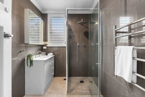 Dusche, Haartrockner, Handtücher, Shampoo