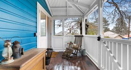 Bright 3-Bed House with Garden, BBQ & Fireplace