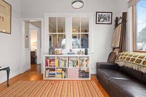 TV, fireplace - Bright 3-Bed House with Garden, BBQ & Fireplace (Blackheath)