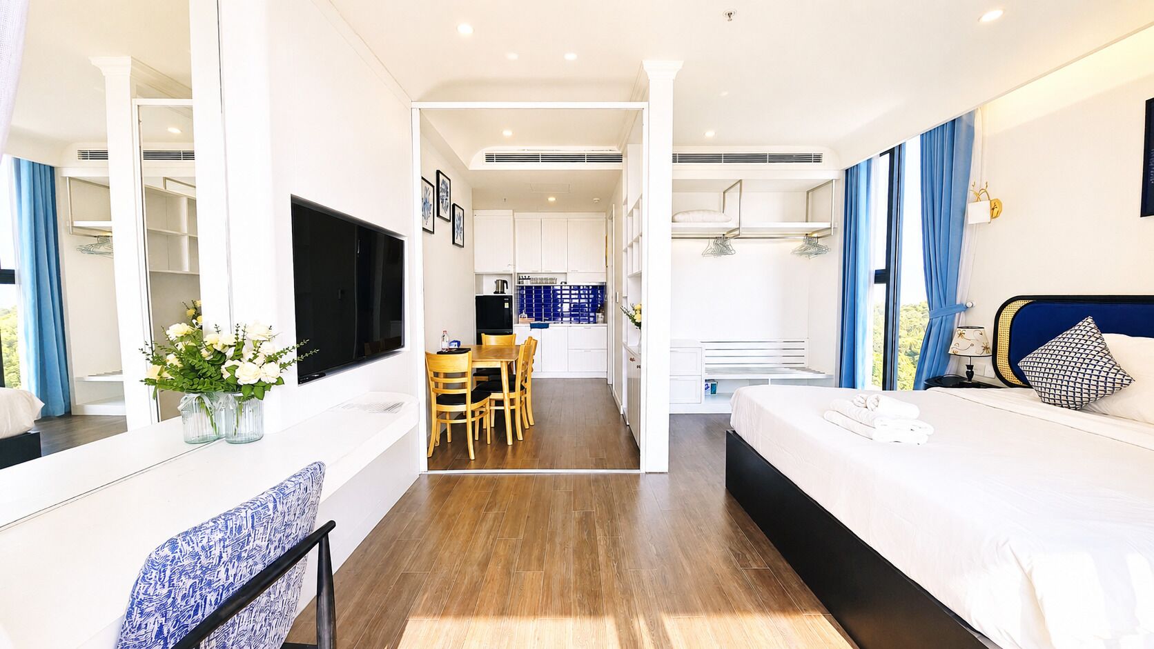 Studio Deluks, 1 Tempat Tidur King, pemandangan laut | Ruang kerja ramah laptop, tirai kedap cahaya, dan kedap suara