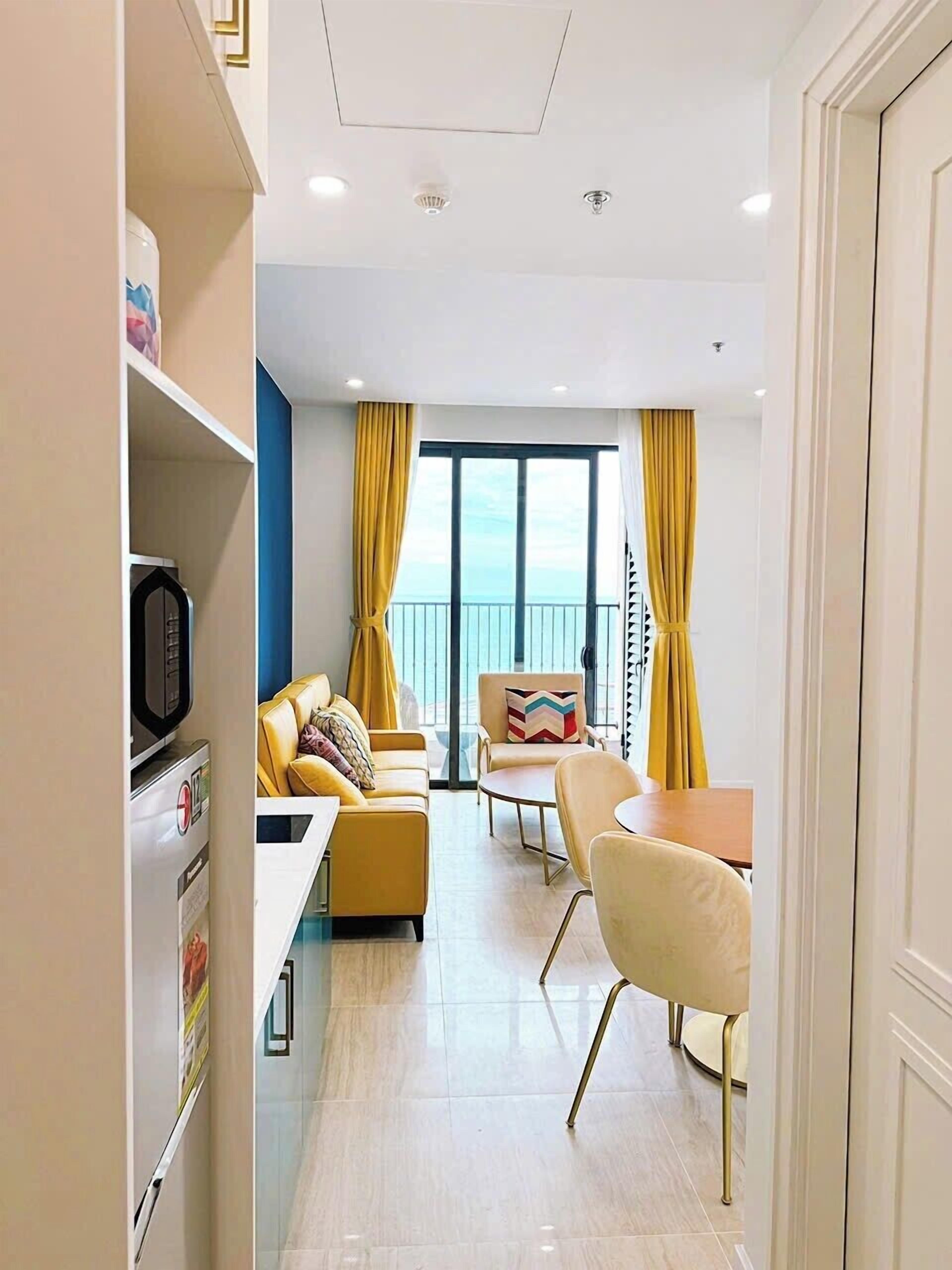 Apartamento familiar | Espacio para trabajar con un portátil y cortinas opacas