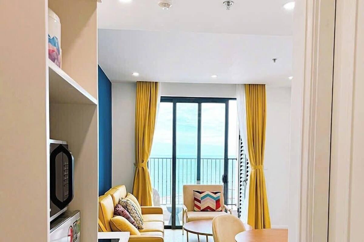 Apartamento familiar | Espacio para trabajar con un portátil y cortinas opacas