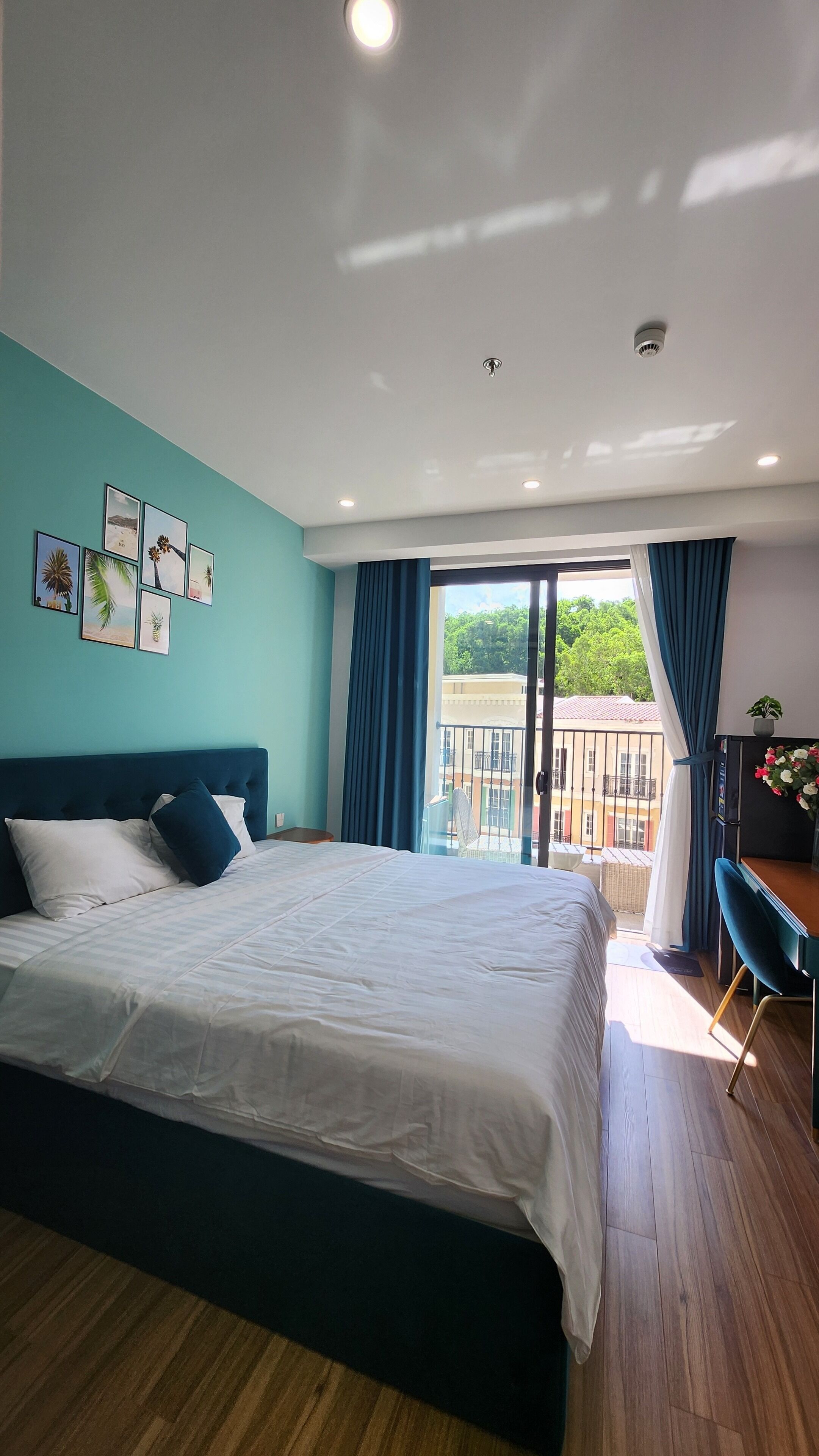 Verdunkelungsvorhänge, schallisolierte Zimmer, Bügeleisen/Bügelbrett