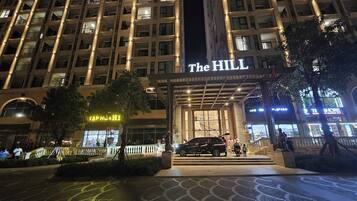 Bagian depan properti - sore/malam