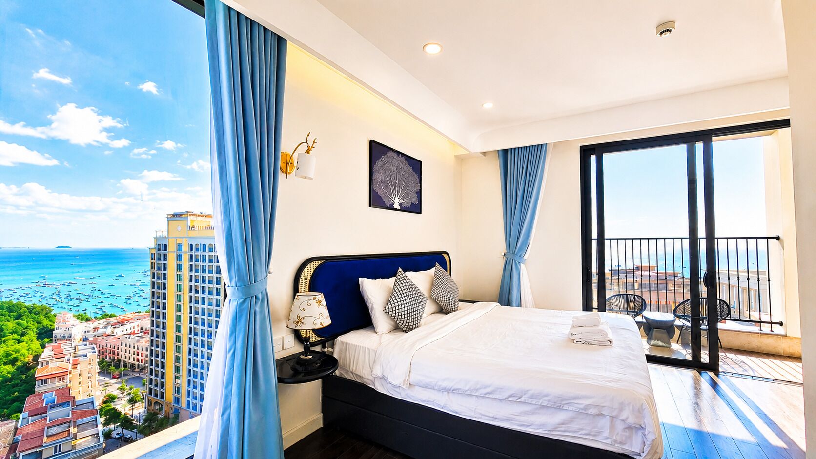 Studio Deluks, 1 Tempat Tidur King, pemandangan laut | Ruang kerja ramah laptop, tirai kedap cahaya, dan kedap suara