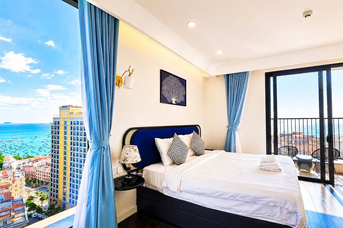 Deluxe Studio, 1 King Bed, Sea View | Laptop workspace, blackout curtains, soundproofing, iron/ironing board