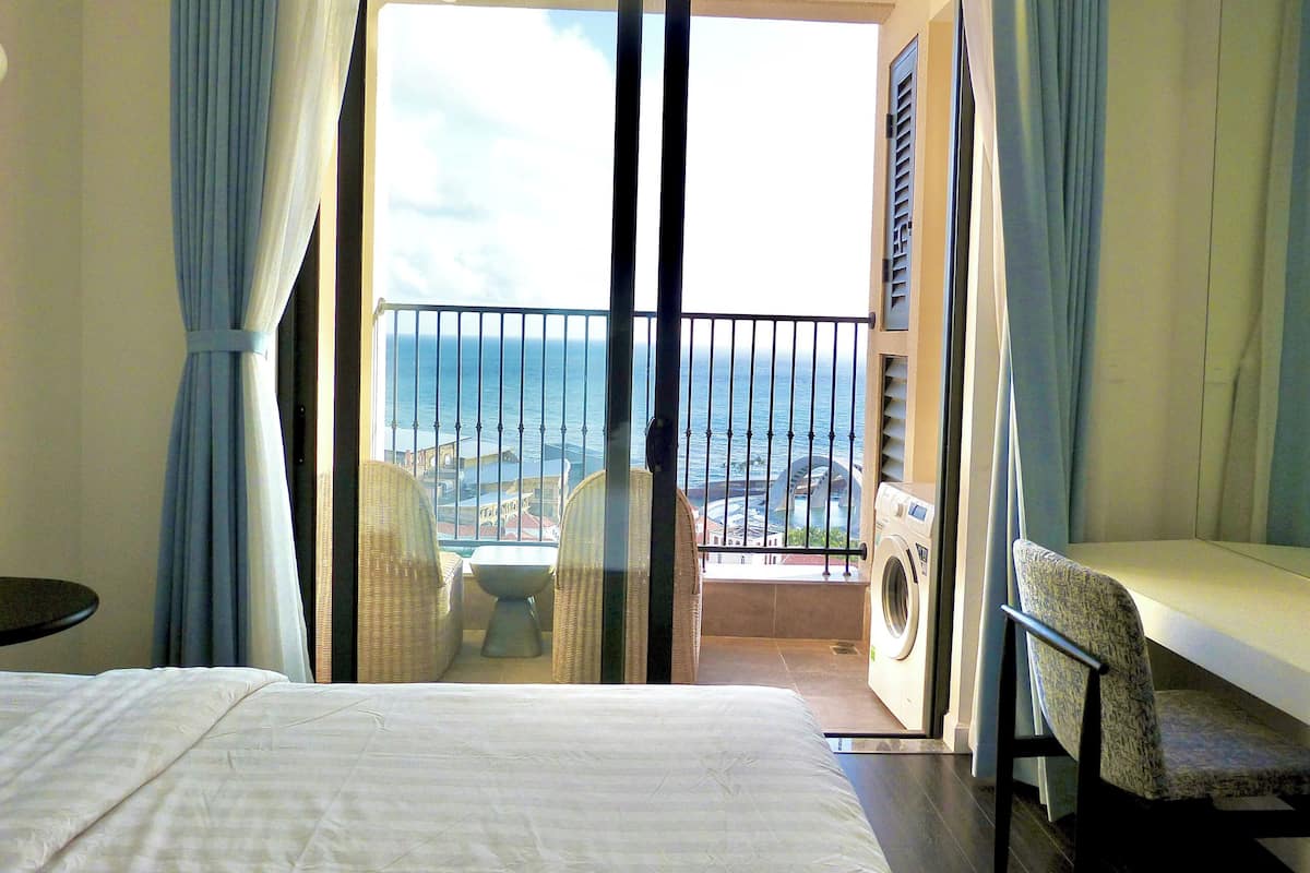 Blackout curtains, soundproofing, iron/ironing board, free WiFi