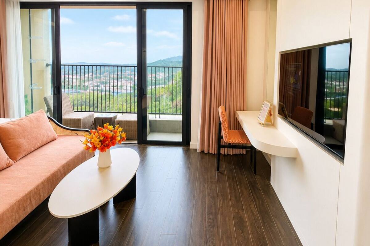 Apartment, 1 King Bed with Sofa bed, Non Smoking, Pool Access | Laptop workspace, blackout curtains, soundproofing, iron/ironing board