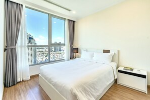 Standaard appartement, balkon, uitzicht op de stad | Geluiddichte muren, een strijkplank/strijkijzer, gratis wifi