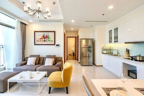 Standaard appartement, balkon, uitzicht op de stad | Woonruimte | Een 50-inch smart-tv met digitale zenders