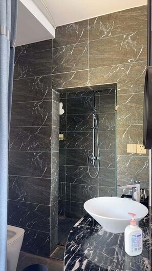 Habitación de lujo con 2 camas individuales, vista al lago | Baño | Amenidades de baño gratuitas, secadora de cabello, toallas, shampoo