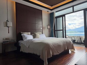 Chambre supérieure double | Minibar contenant certains articles gratuits, décor unique