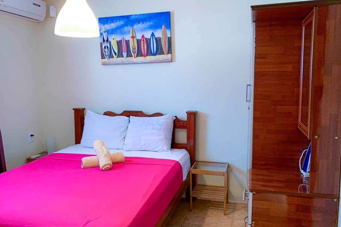 2 slaapkamers, een kluis op de kamer, een strijkplank/strijkijzer, wifi