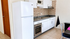 Frigorífico, microondas, horno y placa de cocina