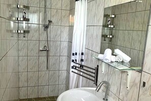 Ducha, secador de pelo, toallas y jabón