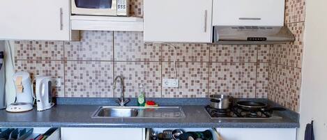 Kühlschrank, Mikrowelle, Ofen, Herdplatte