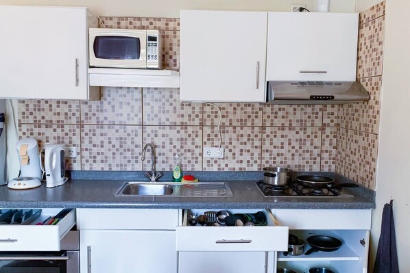 Kylskåp, mikrovågsugn, ugn och spishäll