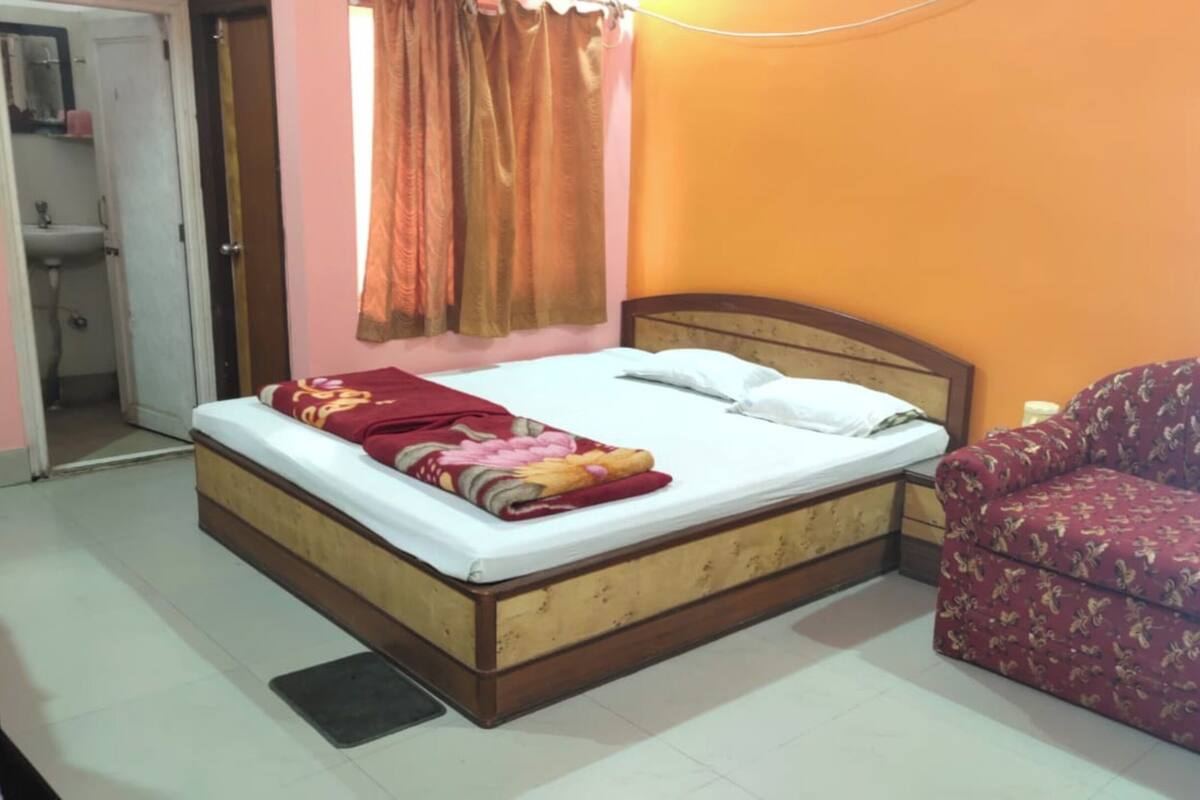 Hypo-allergenic bedding, desk, soundproofing, free WiFi