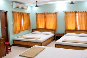 Hypo-allergenic bedding, desk, soundproofing, free WiFi