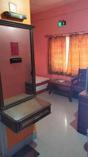 Hypo-allergenic bedding, desk, soundproofing, free WiFi