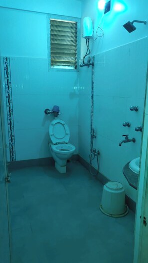Shower, rainfall showerhead, free toiletries, slippers
