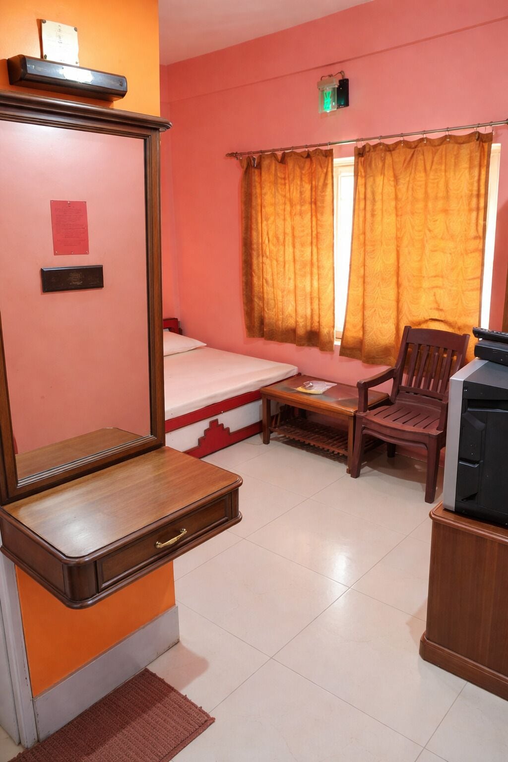 Hypo-allergenic bedding, desk, soundproofing, free WiFi