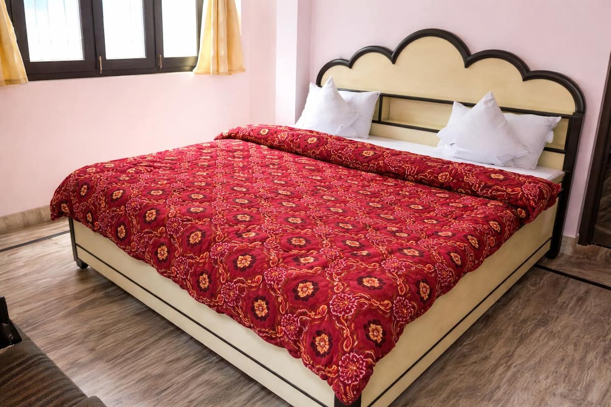 Hypo-allergenic bedding, desk, soundproofing, free WiFi