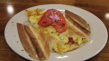 Desayuno continental diario (INR 150 por persona)