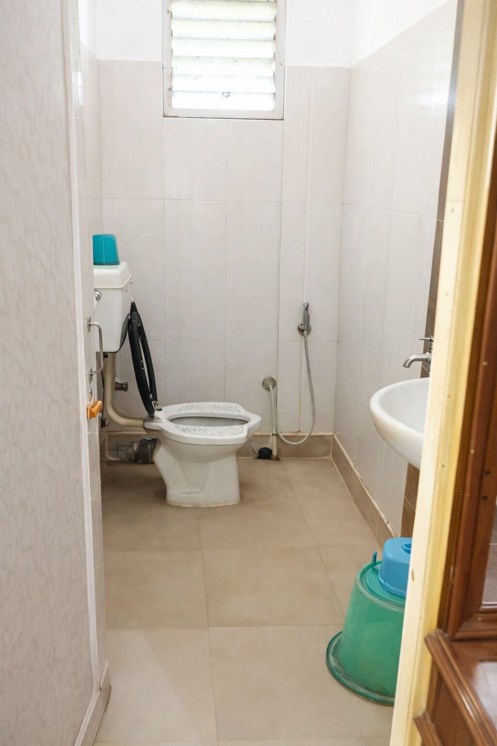 Shower, rainfall showerhead, free toiletries, slippers