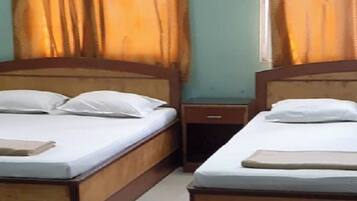 Deluxe Quadruple Room | Hypo-allergenic bedding, desk, soundproofing, free WiFi