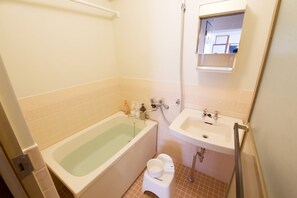 Assecador de cabells, bidet, tovalloles i sabó 
