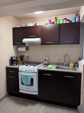 Kühlschrank, Mikrowelle, Ofen, Wasserkocher mit Kaffee-/Teezubehör