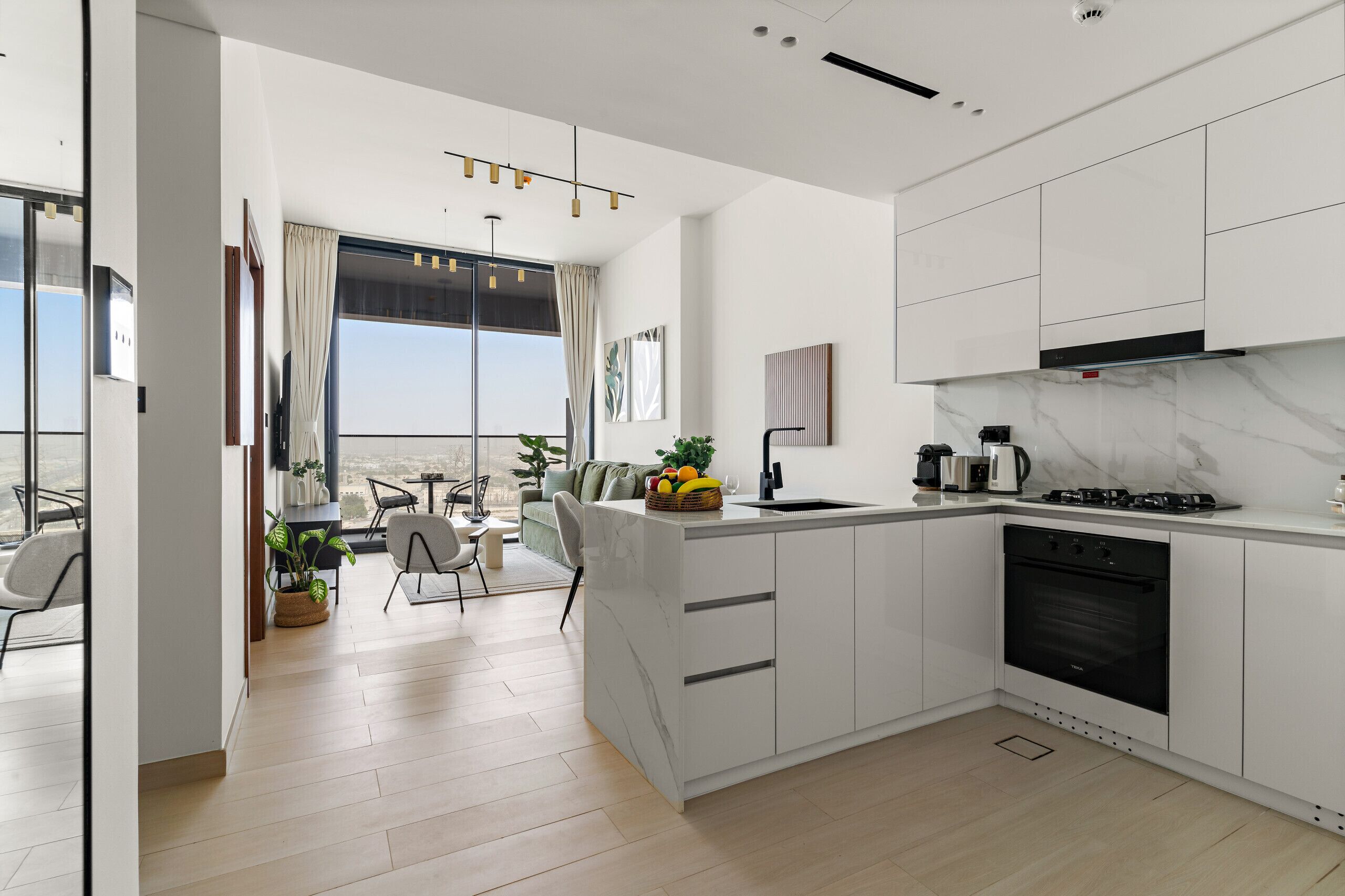 Jääkaappi, uuni, kahvin-/teenkeitin, vedenkeitin